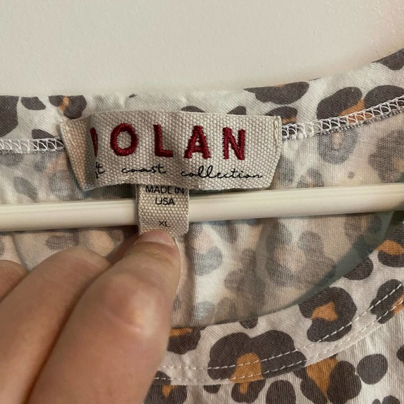 Dolan Animal Print Split Back Sleeveless Shirt Size XL - Picture 2 of 4